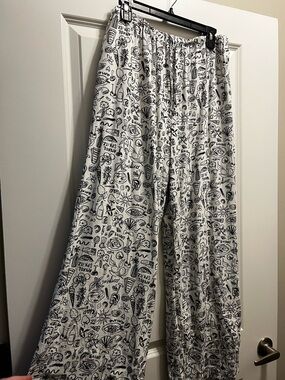 Summer Europe themed Sincerely Jules Black & White Pants XL